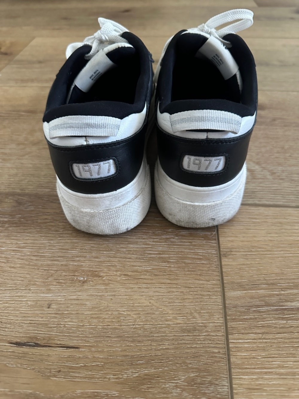 Le Tigre Women's Black & White Low-Top Sneakers - Picture 4 of 7